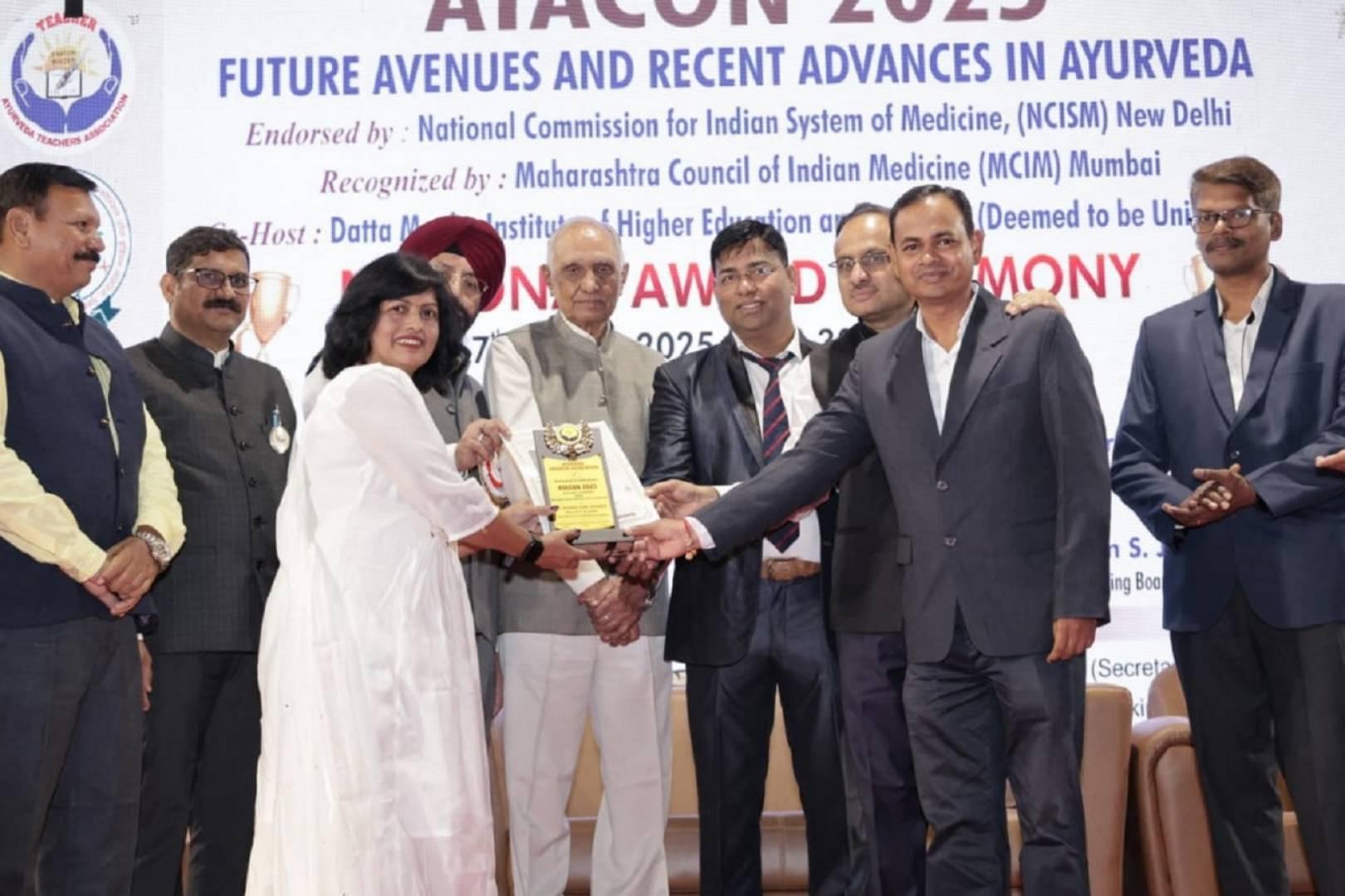 डॉ. मोरबाळे यांना उत्कृष्ट शिक्षक पुरस्कार प्रदान